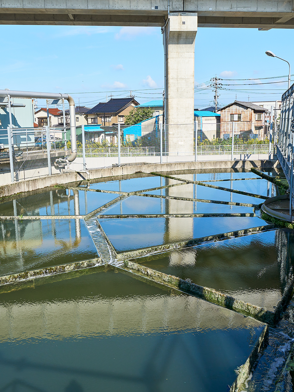 複数の区画に分けられた水処理施設